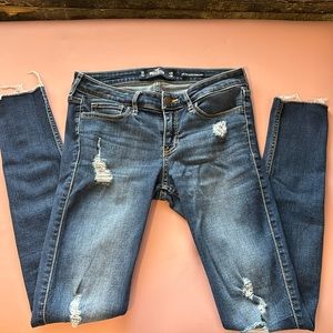 Hollister Super Skinny Low Rise Crop Jeans with Frayed Ankles. Size 3R.